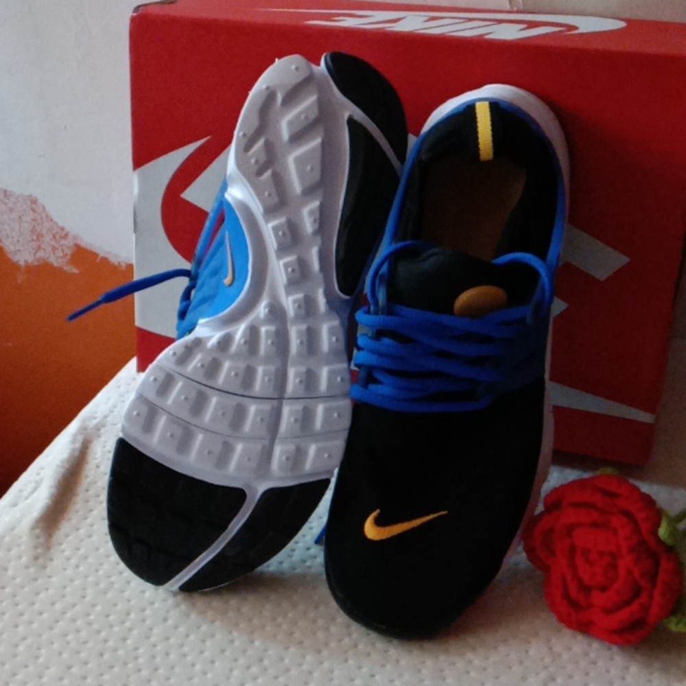 NWT NIKE Sneaker